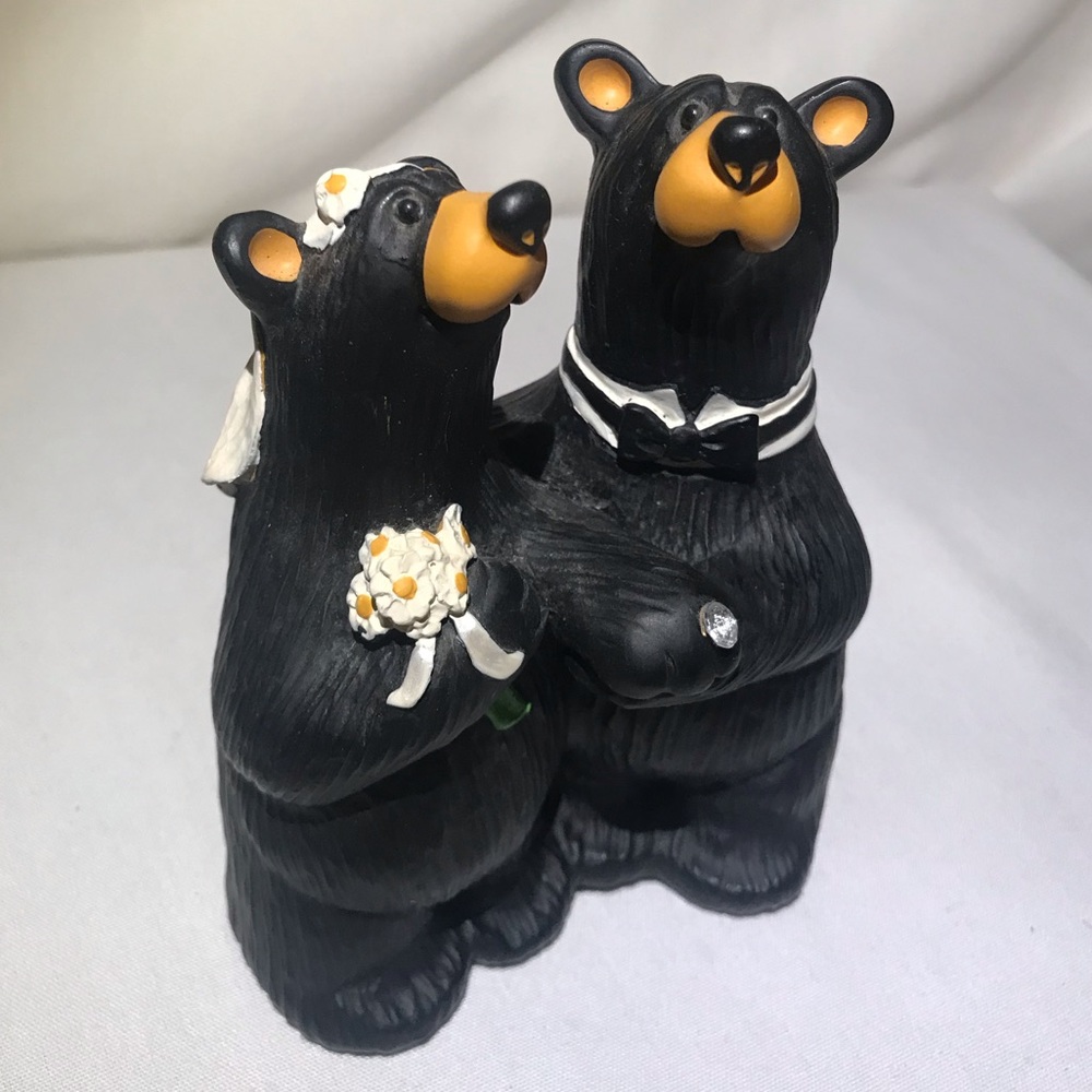 BearFoots “Wedding Couple” figurine by Jeff Fleming, Big Sky Carvers.